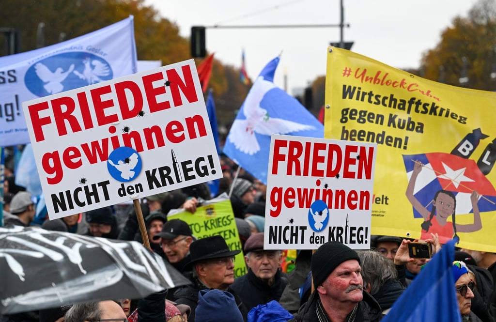 Tausende Menschen haben am Samstag in Berlin für den Frieden demonstriert.