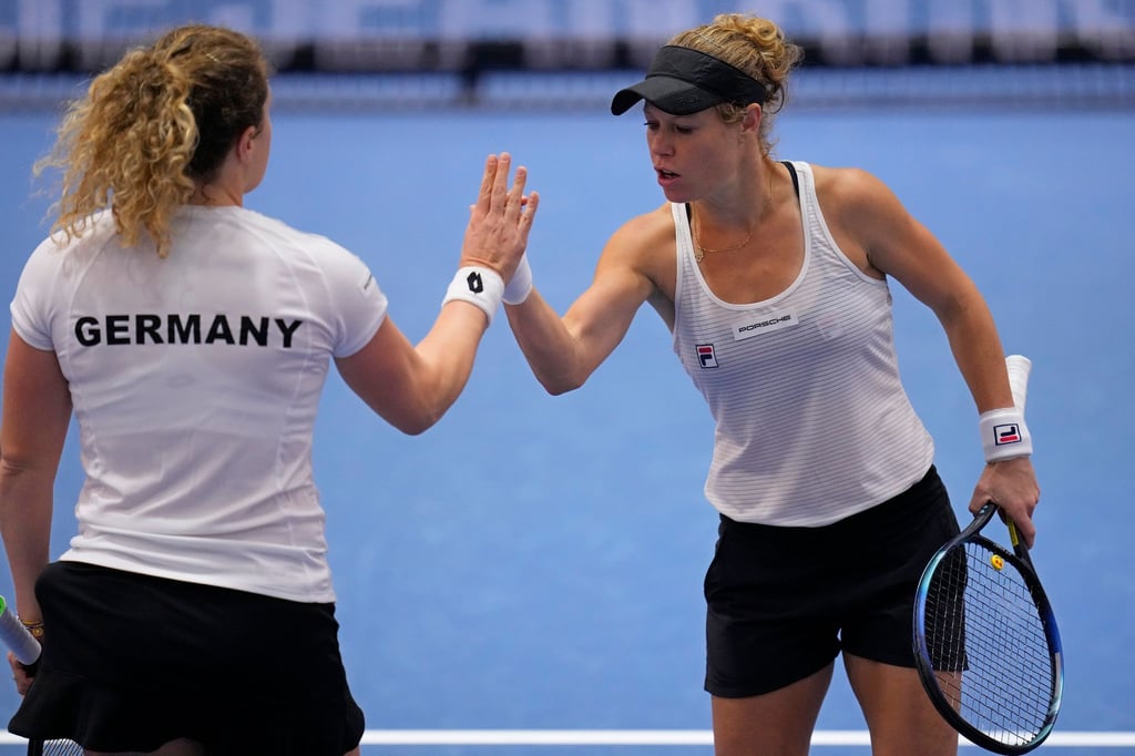 Die deutschen Tennisspielerinnen um Anna-Lena Friedsam (l) und Laura Siegemund müssen in Brasilien antreten.