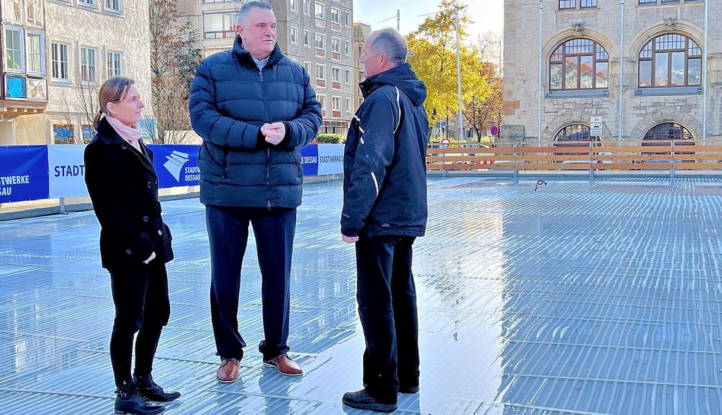 Claudia Pittermann und Torsten Henze von den Stadtwerken führen mit Dirk Merkel, Betreiber des Weihnachtsmarktes (v.l.n.r.), letzte Absprachen.