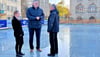 Claudia Pittermann und  Torsten Henze von den Stadtwerken führen mit Dirk Merkel, Betreiber des Weihnachtsmarktes (v.l.n.r.),  letzte Absprachen.