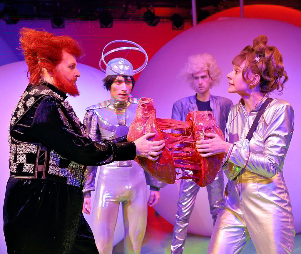 „Mr Gum und das geheime Geheimversteck“ mit Iris Albrecht in der Titelrolle (l.), hier in einer Szene mit Oktay Önder (2.v.l.), Lorenz Krieger und Luise Hart auf der Bühne im Magdeburger Schauspielhaus.