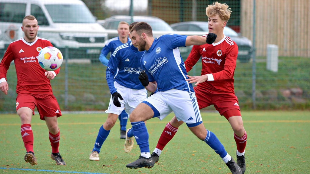Laurenz Hoffmann (rechts) erzielte den „goldenen Treffer“ für den SV 09 Staßfurt im Landesliga-Auswärtsspiel beim Osterburger FC.