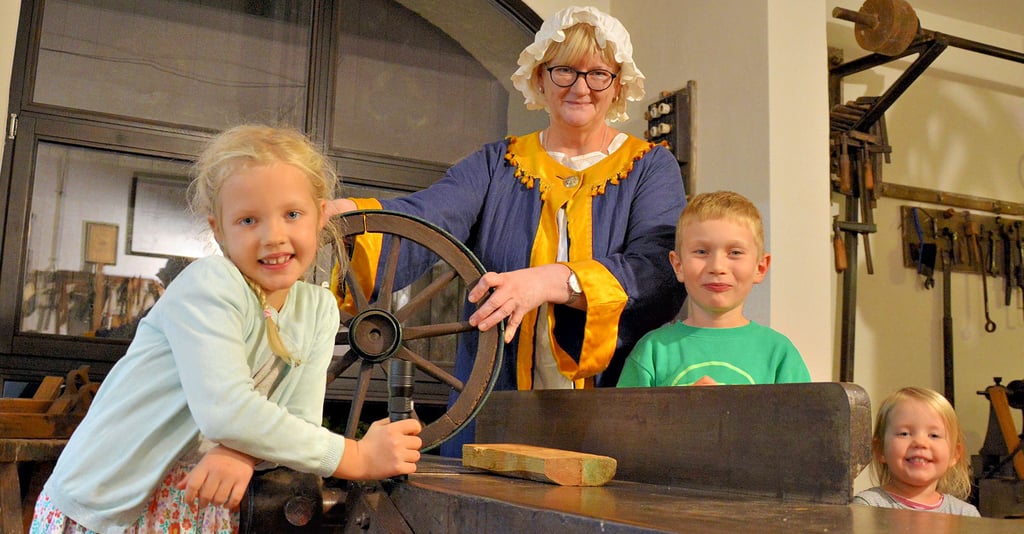 Anette Pilz führt die Kinder durch das Museum. Besonders spannend waren für Helena, Marvin und Elenor die über 20 Mitmachaufgaben.