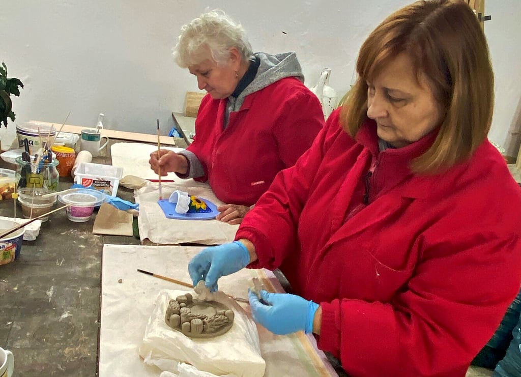 Rajisa Buchalo und Inna Makovska (von links) fertigen im Burchardikloster Halberstadt Dekoartikel für den Advent an, die zu den Weihnachtshöfen angeboten werden sollen und den Hof schmücken werden.