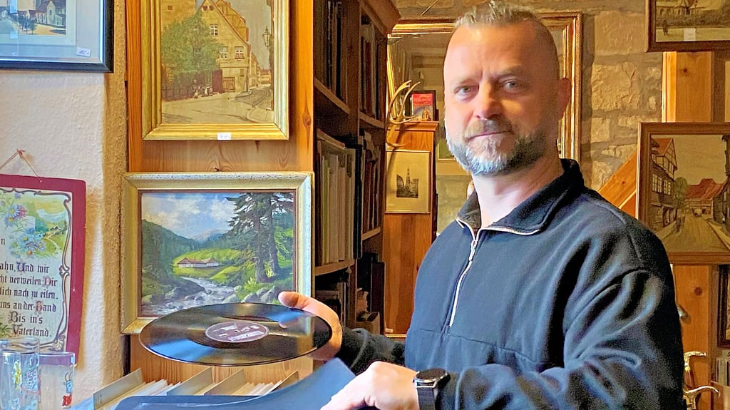 Jan Kaiser sortiert eine Schallplatte in die Sammlung in seinem Laden Ajak Nostalgie im Vorwerk Emersleben ein.