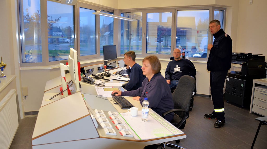 Die Leitzentrale im Feuerwehrgerätehaus Salzwedel koordiniert die Einsätze bei der Stabsübung am 25. November.