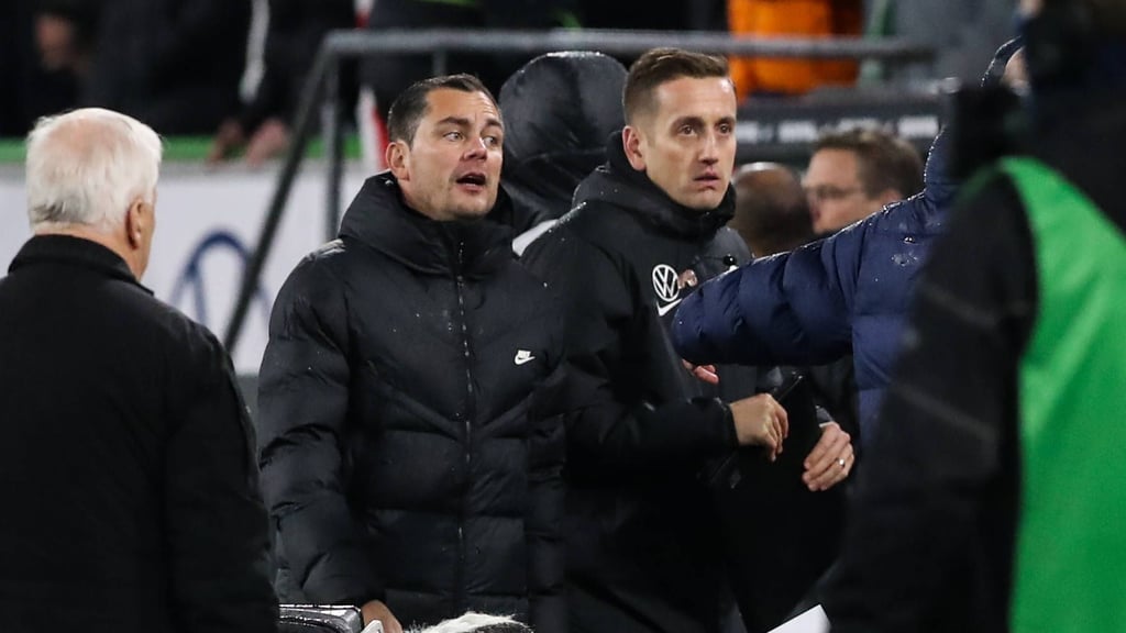 Da schaut auch RB-Sicherheitschef Uwe Matthias (links) genauer hin: Wortgefecht zwischen Marco Rose und Wolfsburgs Co Aaron Briggs (Dritter von links).