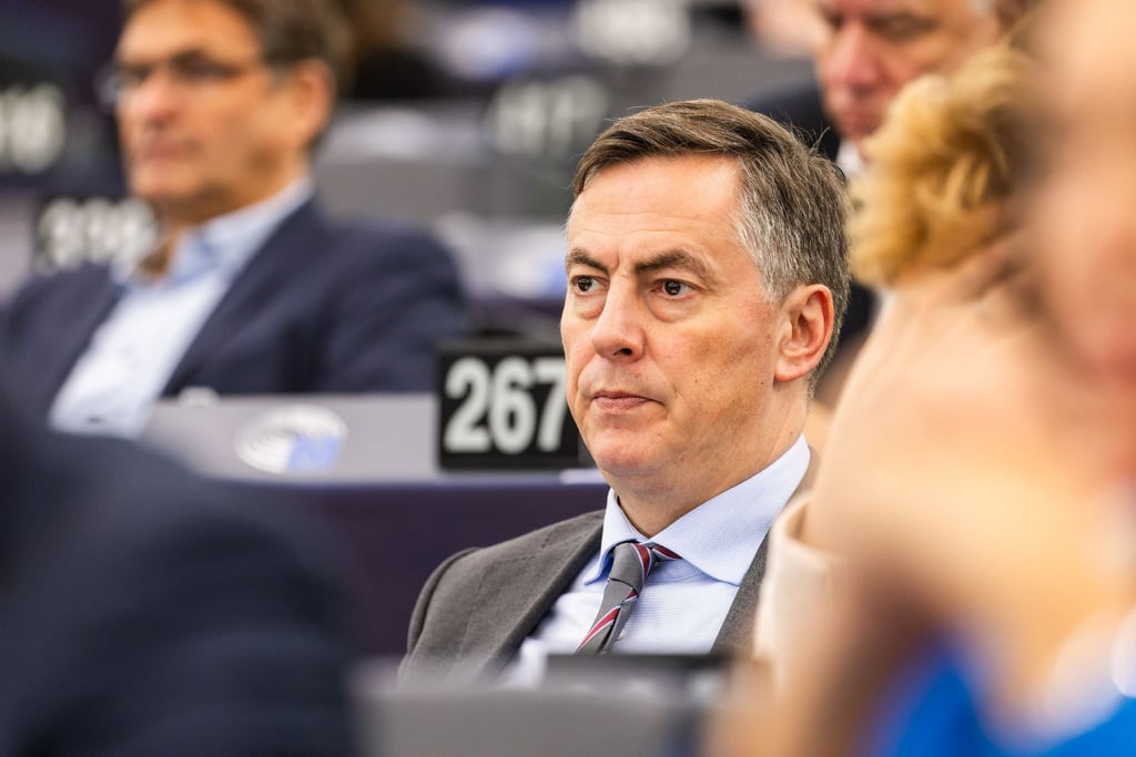 David McAllister (CDU) sitzt im Gebäude des Europäischen Parlaments.