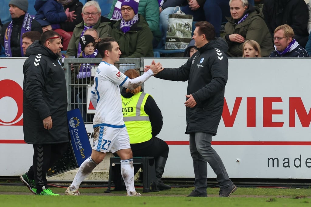 Magdeburgs Torschütze Baris Atik (l) klatscht ab mit Trainer Christian Titz.