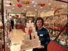 Marianne Winzer verkauft im „Weihnachtsland“ im Shoppingcenter „Schöne Aussicht“ in Leißling auch Lichterbögen mit dem Naumburger Dom als Kulisse. 