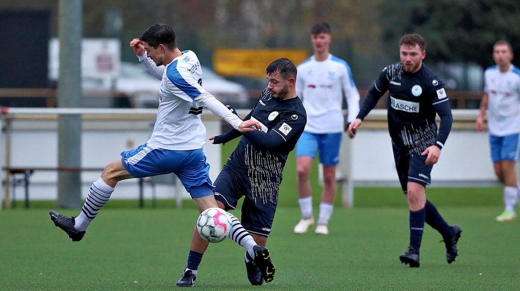 Verlor in der Verbandsliga mit dem SV Fortuna gegen Bitterfeld-Wolfen um Erik Schlegel (l.) mit 1:4: Albert Halilaj.