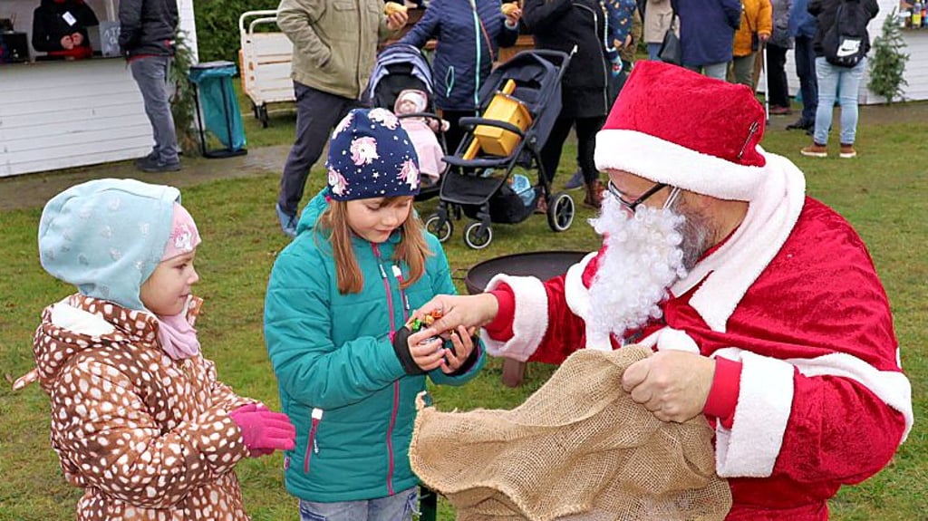 Weihnachtsbasar 2023 der Lebenshilfe Osterburg: Als der Weihnachtsmann kam, waren die Kinder aufgeregt.