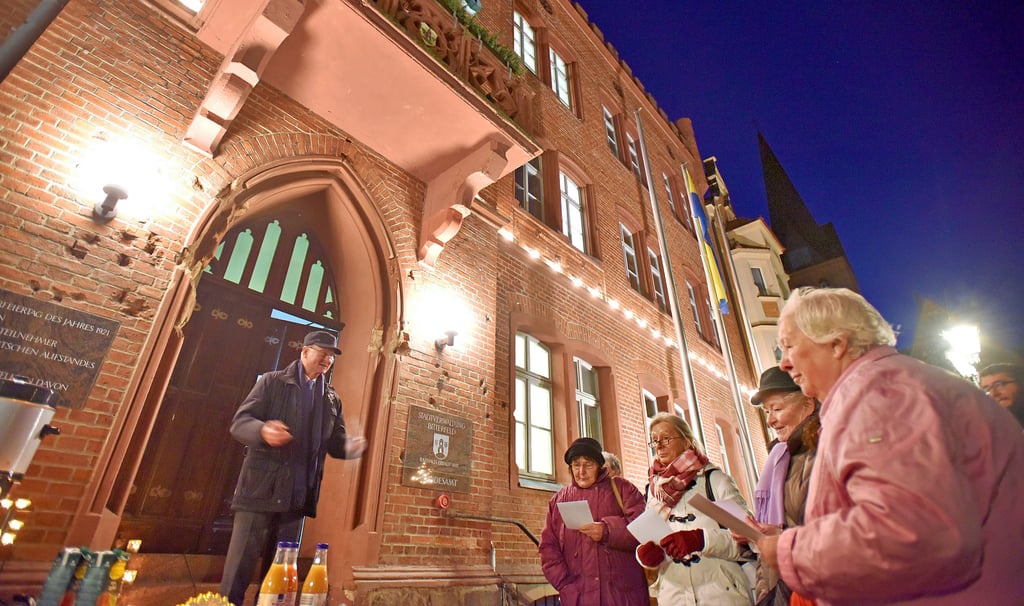 Der Lebendige Adventskalender macht täglich woanders Station. In den Vorjahren empfing auch OB Armin Schenk die Gäste am historischen Rathaus.