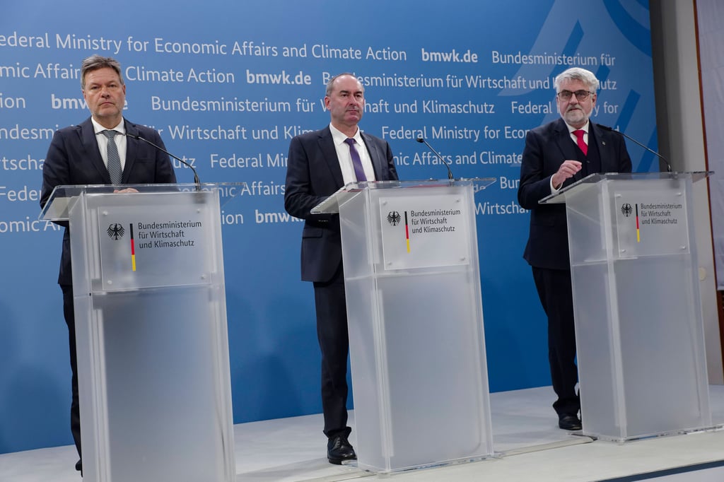 Robert Habeck (Grüne, von links) mit seinen Länderkollegen Hubert Aiwanger (Freie Wähler) und Armin Willingmann (SPD) nach der Sonderkonferenz der Energie- und Wirtschaftsminister am Montag in Berlin.