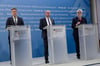 Robert Habeck (Grüne, von links) mit seinen Länderkollegen Hubert Aiwanger (Freie Wähler) und Armin Willingmann (SPD)  nach der Sonderkonferenz der Energie- und Wirtschaftsminister am Montag in Berlin. 