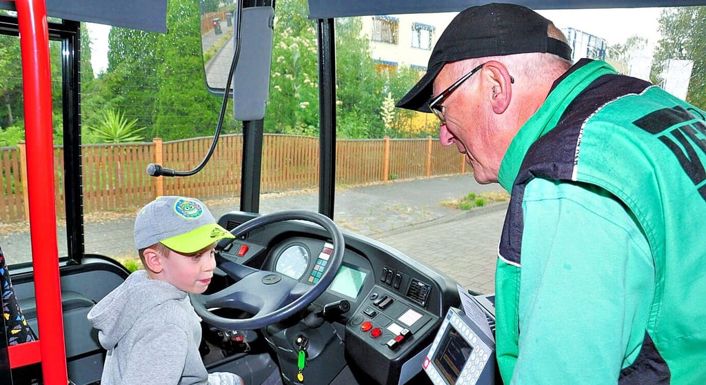 Wolfgang Pietsch erklärte auch den toten Winkel vom Schulbus: Das gehört bis heute zur ehrenamtlichen Arbeit der Verkehrswacht.