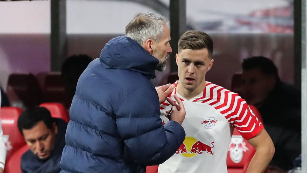 RB-Trainer Marco Rose redet auf Christoph Baumgartner ein