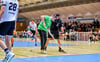 Der Wischdienst gehört nicht nur im Spiel gegen Dresden zum Alltag eines Handballspiels. Foto: Sascha Graf
