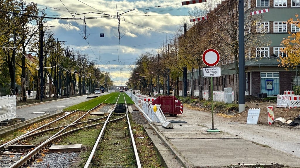 Die Merseburger Straße bleibt zwischen der Kreuzung Damaschkestraße und dem Rosengarten auch weiterhin gesperrt. Die Gegenseite stadteinwärts wird Donnerstag geöffnet.