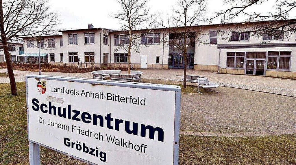 Am Schulzentrum Gröbzig gibt es neben der Gemeinschaftsschule in Trägerschaft des Landkreises Anhalt-Bitterfeld auch eine Grundschule, deren Träger die Stadt Südliches Anhalt ist.