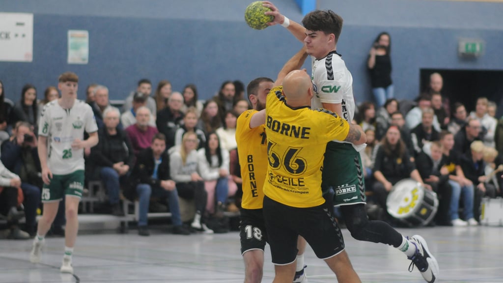 Simon Karpe (am Ball) und Wacker Westeregeln waren von den Bornern um David Wegener (links) und John Neugebauer kaum zu stoppen.