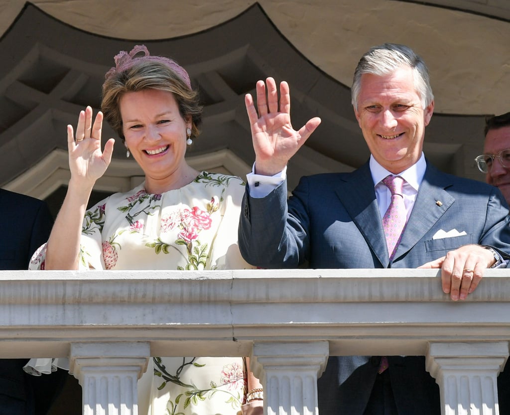 Das belgische Königspaar König Philippe und Königin Mathilde winken bei einem Besuch der Lutherstadt vom Balkon des Rathauses.