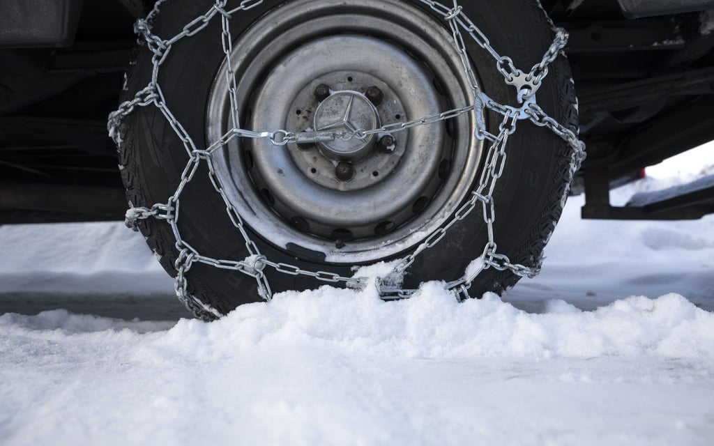 Schneeketten sorgen für mehr Grip auf verschneiten Straßen. Die Montage sollten Autofahrerinnen und Autofahrer vor dem Urlaub besser bereits einmal geübt haben.