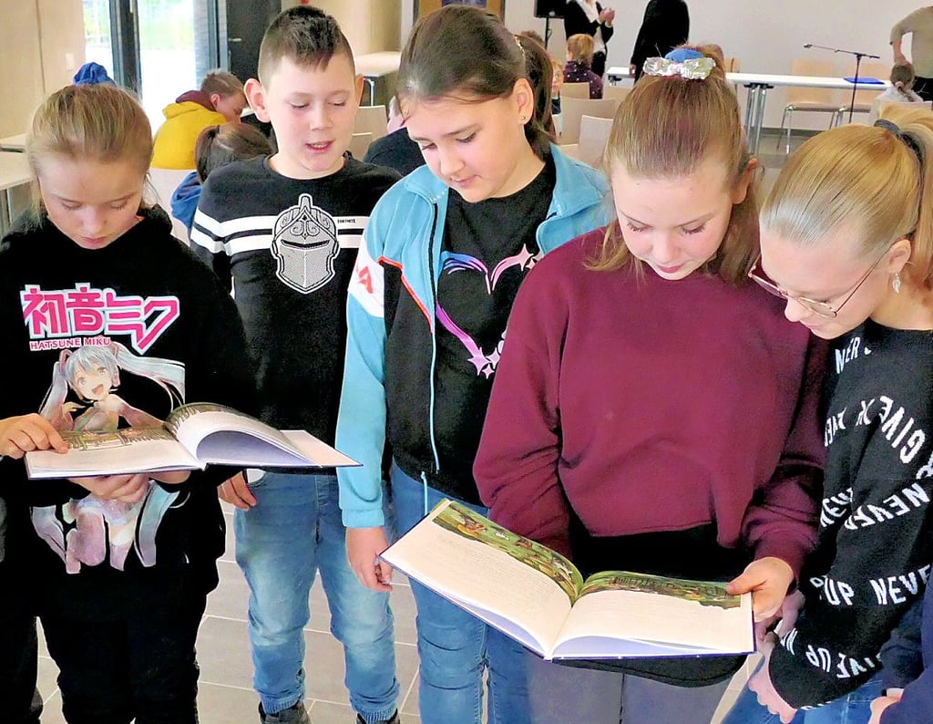 Fünftklässer der Tierparkschule in Staßfurt haben in der Bibliothek in das neue Kinderbuch zu Pömmelte schauen dürfen.