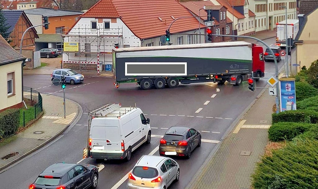 Stau auf der B1 in Burg. 40-Tonner fahren trotz Verbots in Richtung Innenstadt.