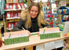 Die  Hettstedter Bücherfee Sylvia Geilert lässt ihre Gutscheine in einer regionalen Druckerei anfertigen.  