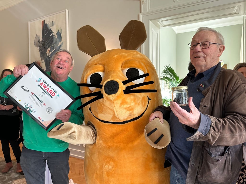 Christoph Biemann (l) und Armin Maiwald mit der Maus aus der „Sendung mit der Maus“ bei der Verleihung des Heinz-Oberhummer-Awards in Wien.