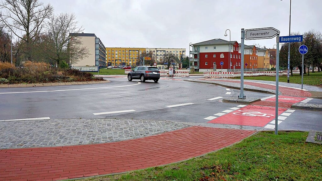 Der Kreisverkehr Colbitzer Straße / Bauernweg ist wieder frei.