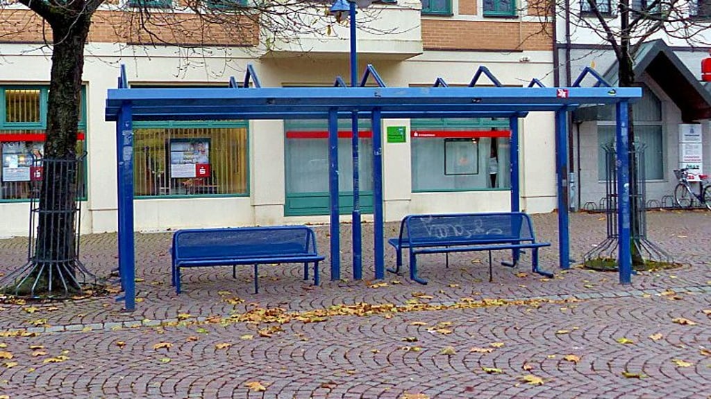 Busstopp ohne Funktion: Die frühere halestelle markt soll abgerissen oder zur überdacten Sitzmöglichkeit umfunktioniert werden.