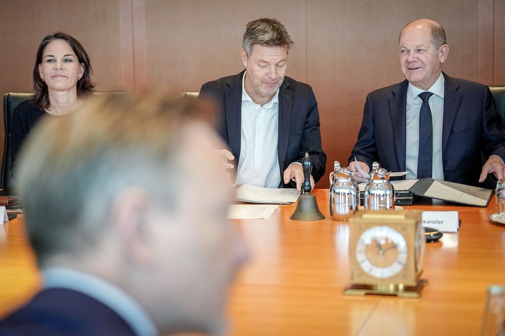 Kanzler Olaf Scholz (r.), Wirtschaftsminister Robert Habeck (M.) und Bundesfinanzminister Christian Lindner (vorne) während der Sitzung des Bundeskabinetts im Bundeskanzleramt.
