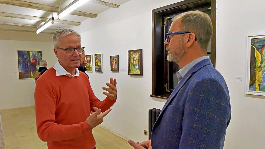 250 Bilder stellt der Ascherslebener Maler und Grafiker Frank Nitsche (links) im Grauen Hof aus. Bei Interesse können diese auch gekauft werden.