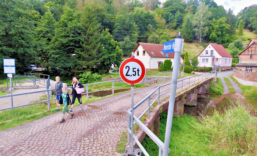 Diese Aufnahme von der baufälligen Wipper-Brücke wurde im Sommer gemacht. Seitdem ist vor Ort nichts weiter passiert.