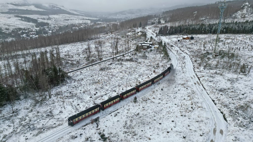 Ein Zug fährt durch den verschneiten Wald in Richtung Schierke.