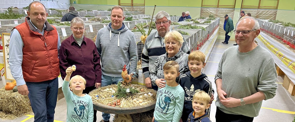 Bei der Eröffnung der Altmarkschau in Groß Schwarzlosen waren Staatssekretär Gert Zender (rechts) und Landtagsmitglied Thomas Staudt mit dabei. Die Altmarkmeister und der Nachwuchs freuen sich über die schöne Ausstellung.