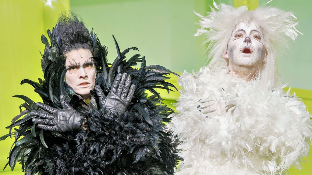 Abgesandte der Tiere für die Weltrettung: Rabe Jakob Krakel (Sybille Kreß, l.) und Kater Maurizio di Mauro (Till Schmidt)