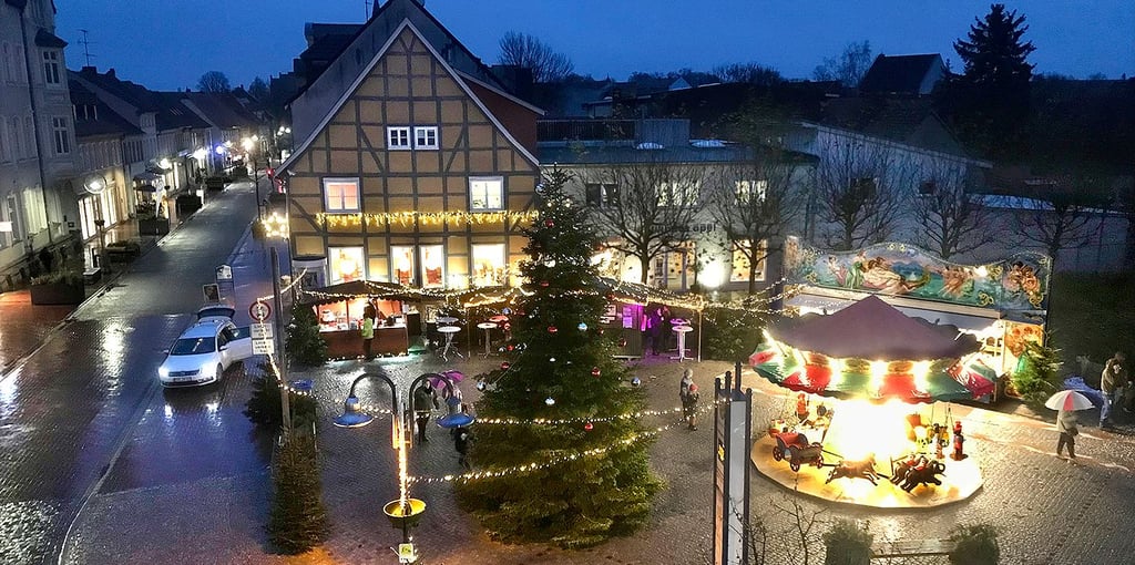 Adventsstimmung auf dem Rathausturmplatz: Der Baum steht.