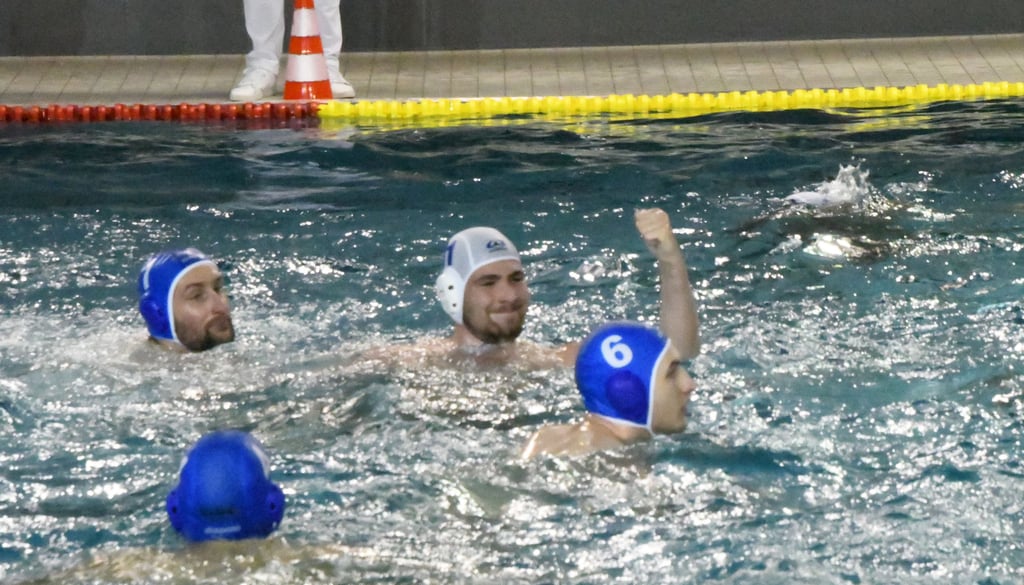 Reckte nach seinem Tor die Faust nach oben: Sascha Ufnal von der Wasserball Union Magdeburg.