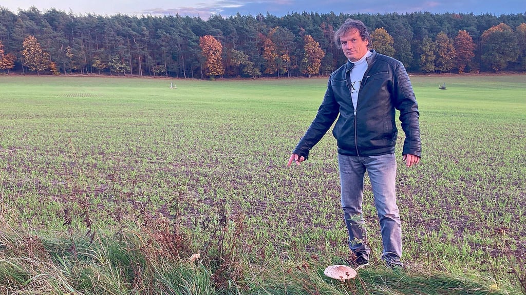 Udo Pfeffer deutet in etwa auf die Stelle, an der er das kleine Stück Metall gefunden hat.