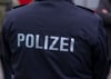 Symbolfoto - Auch die Polizisten wurden von dem Mann mit dem Kantholz bedroht.