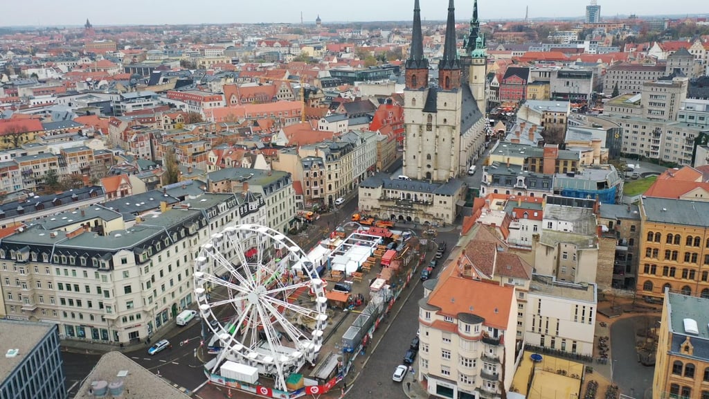 28 Meter hoch ist das Riesenrad auf dem Hallmarkt. Dort lockt Halles Winterzauber, während am Dienstag auf dem Markt der Weihnachtsmarkt öffnet.