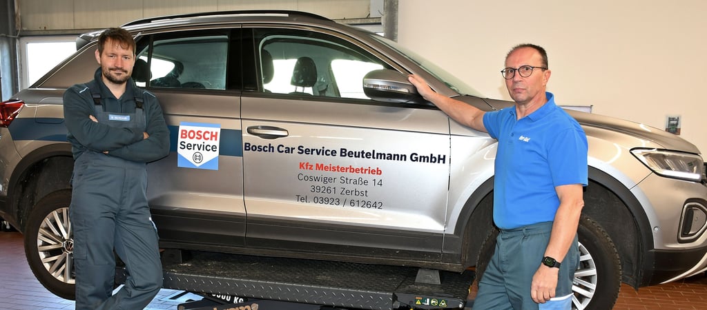 Peter Gast (rechts) hat seinen Bosch Car Service zum 1. November an Schweigersohn Maik Beutelmann übergeben.