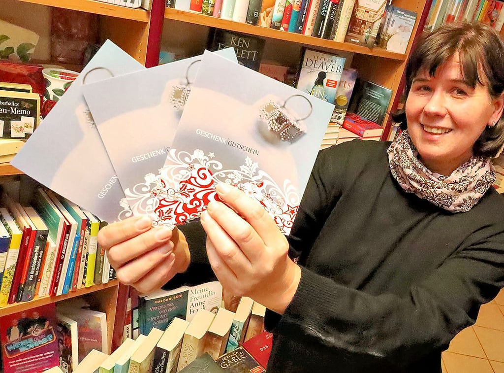 Cornelia Herbst präsentiert die Gutscheine für die Weihnachtsaktion der Buchhandlung "Das gute Buch".