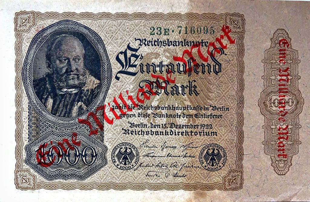 Die Geldentwertung ging sehr schnell vor sich. Neues Geld mit immer höheren Werten zu drucken dauerte zu lange. Das Überdrucken vorhandener Scheine ging erheblich schneller.