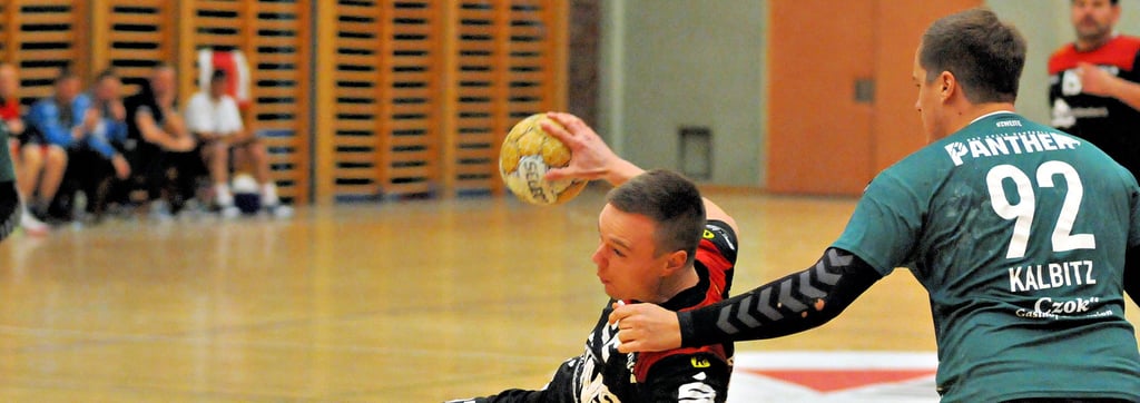 Julian Bauer (links) und seine Mitspieler fanden zu selten die Lücken gegen den USV Halle II.