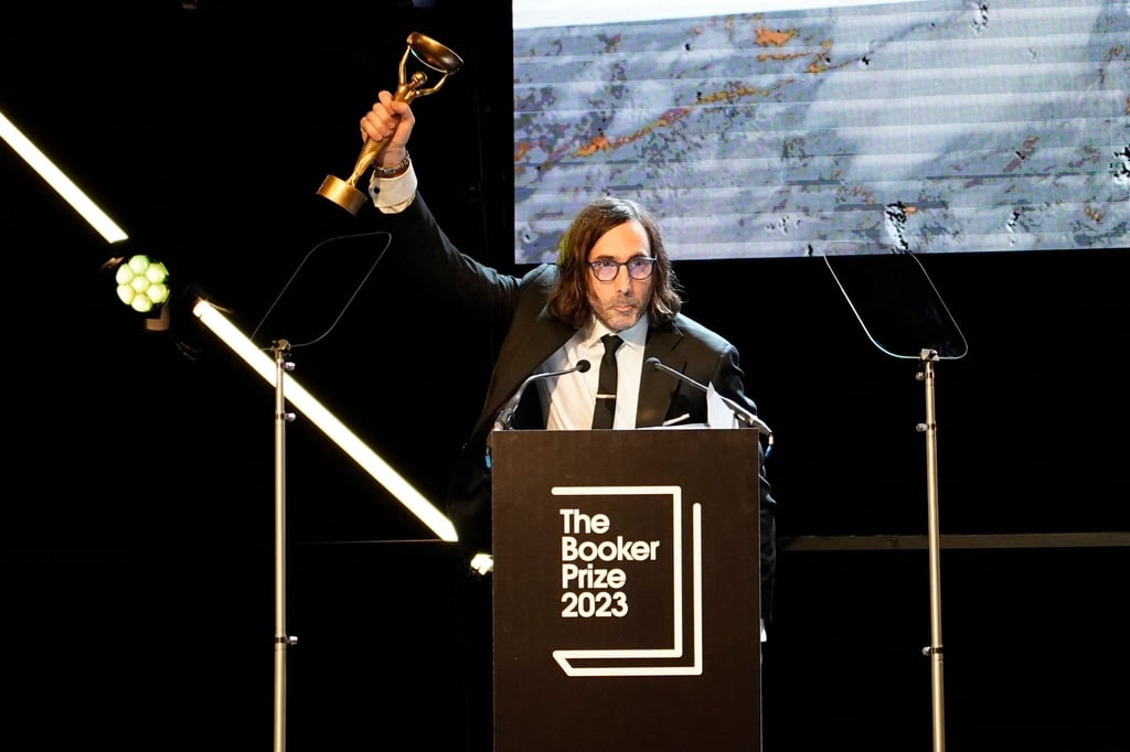Paul Lynch, Gewinner des Booker Prize 2023, feiert kurz nach der Bekanntgabe auf der Bühne in London.