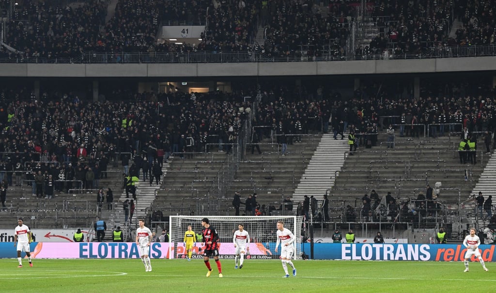 Aus Protest gegen die Polizei zogen sich die Frankfurter Ultras aus ihrem Fanblock zurück.